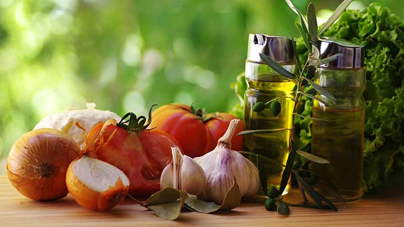 Azeite, tomate, alhos e cebolas